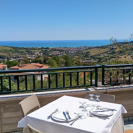 Hotel Ristorante Il Grillo Аквавива-Пичена Экстерьер фото