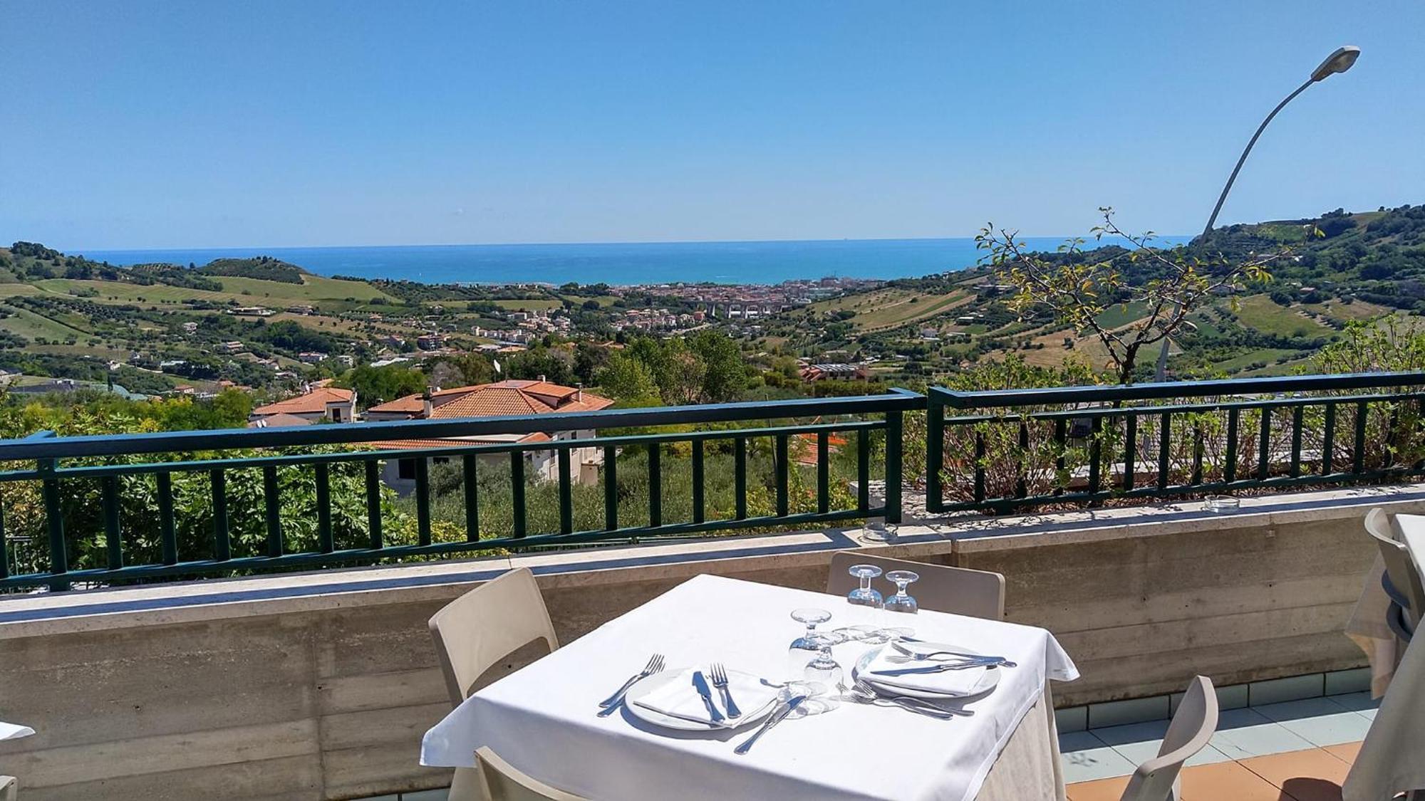 Hotel Ristorante Il Grillo Аквавива-Пичена Экстерьер фото