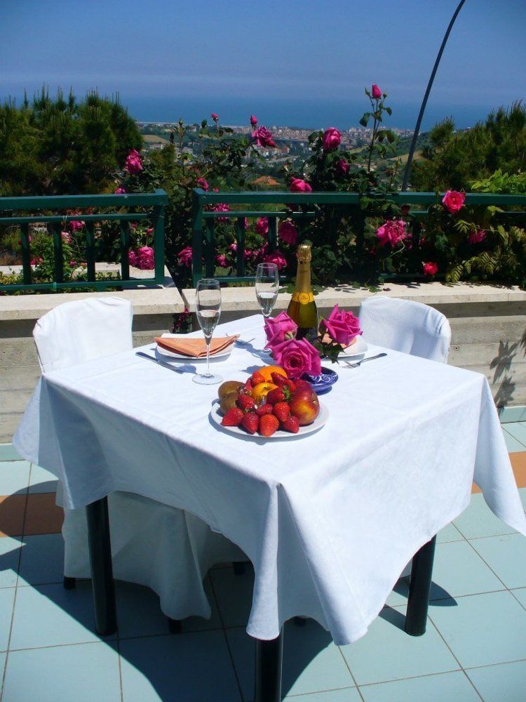 Hotel Ristorante Il Grillo Аквавива-Пичена Экстерьер фото